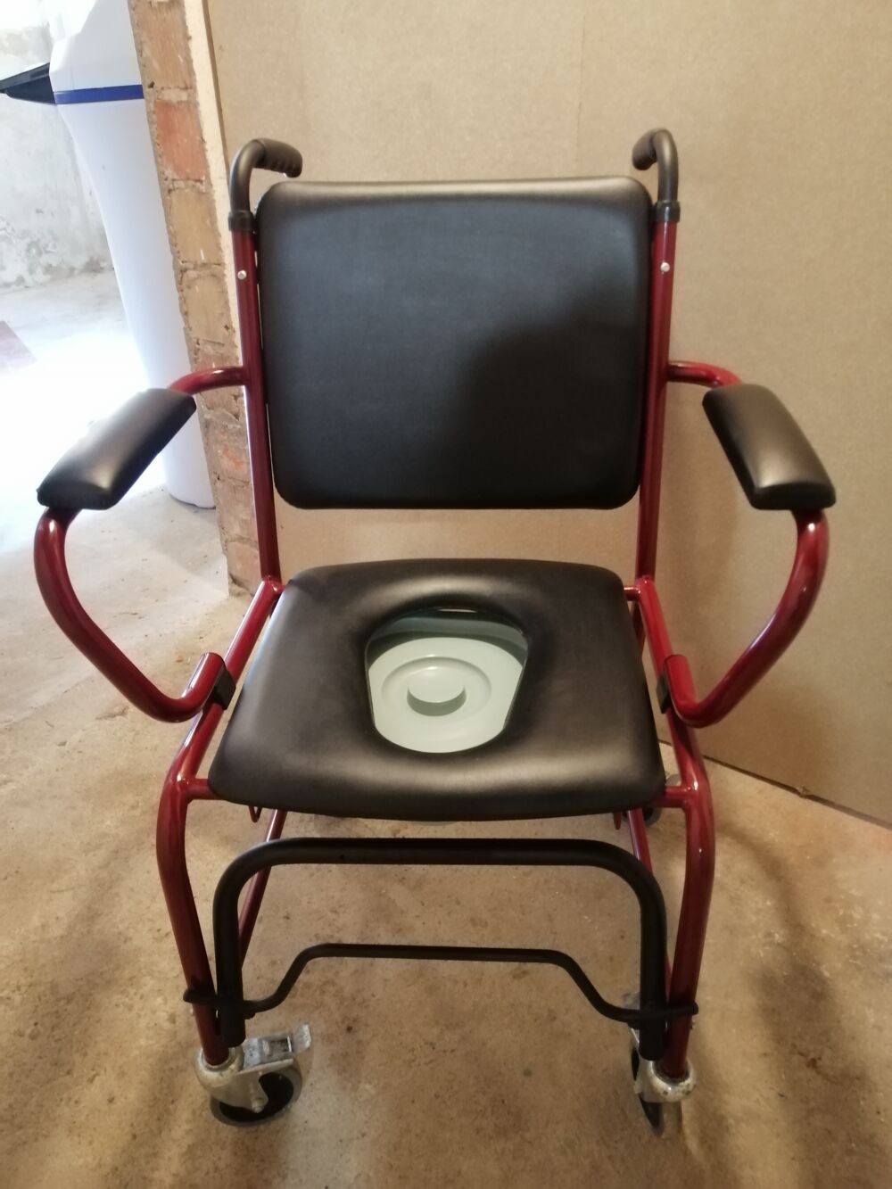 Chaise perc&eacute;e &agrave; roulettes Meubles