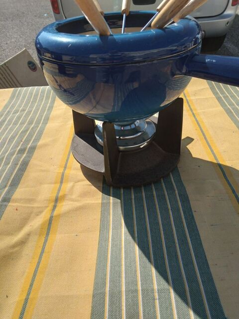 1 apareil  fondue en fonte blue neuf  70 Montlimar (26)
