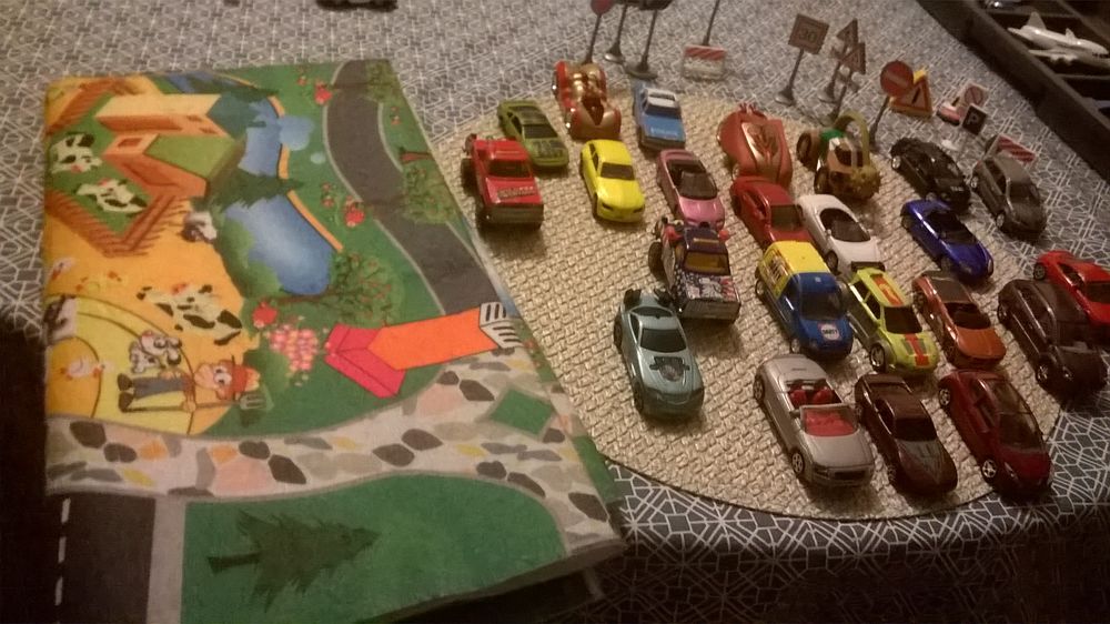 Lot de petites voitures + tapis + le Garage Jeux / jouets