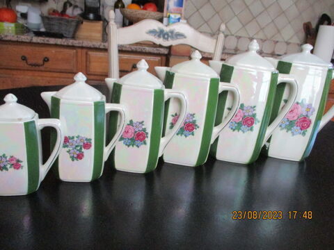 SERIE DE CAFETIERES ET POTS PORCELAINE ANCIENS 35 Vendargues (34)