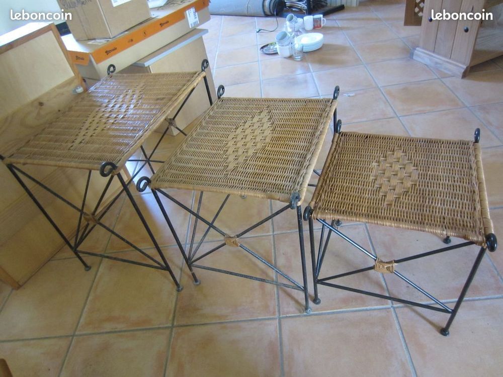 Lot 3 tables gigognes rotin et m&eacute;tal (A RENOVER) Meubles