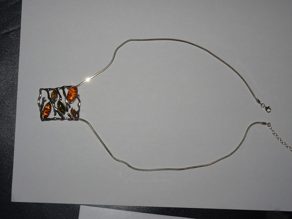 Collier et pendentif eet ambre de la Baltique Bijoux et montres