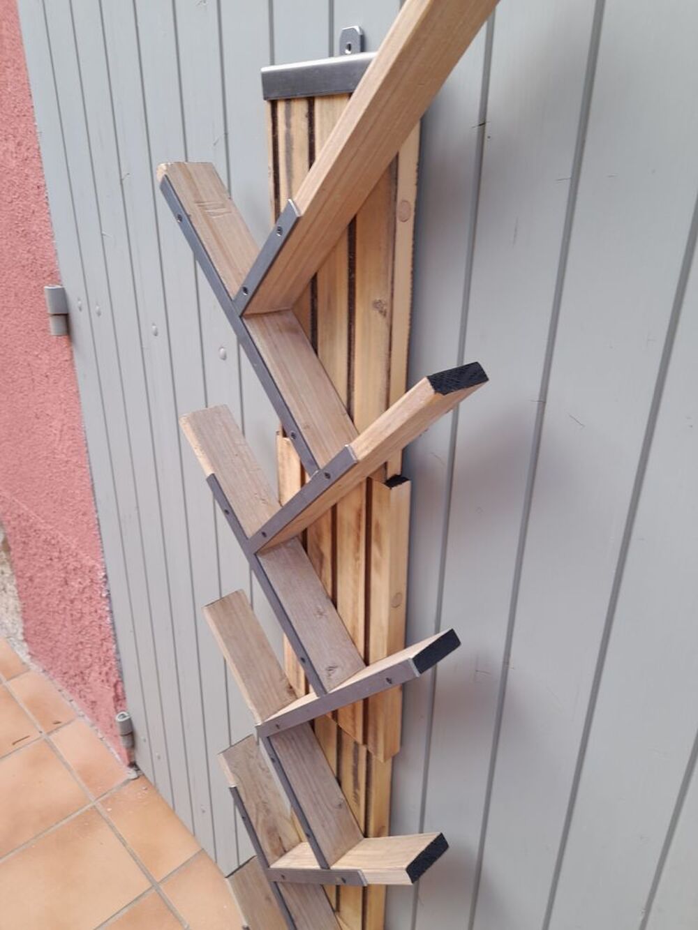 1 biblio-arbre pour livres de poches
Meubles