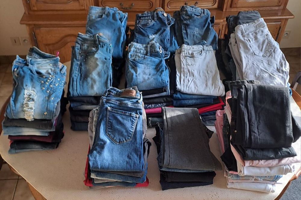 lot de 115 jeans neufs et occasions Vtements