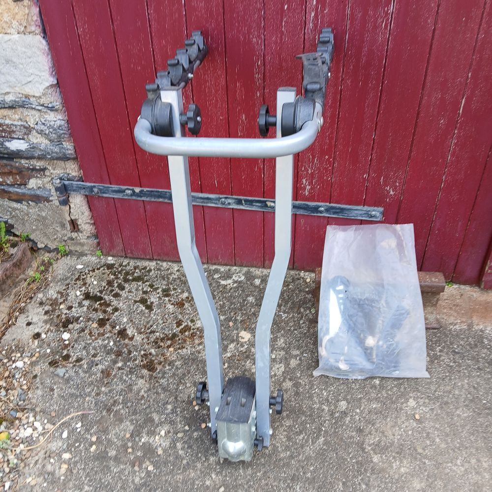 Porte-v&eacute;los gris sur boule d'attelage Vélos