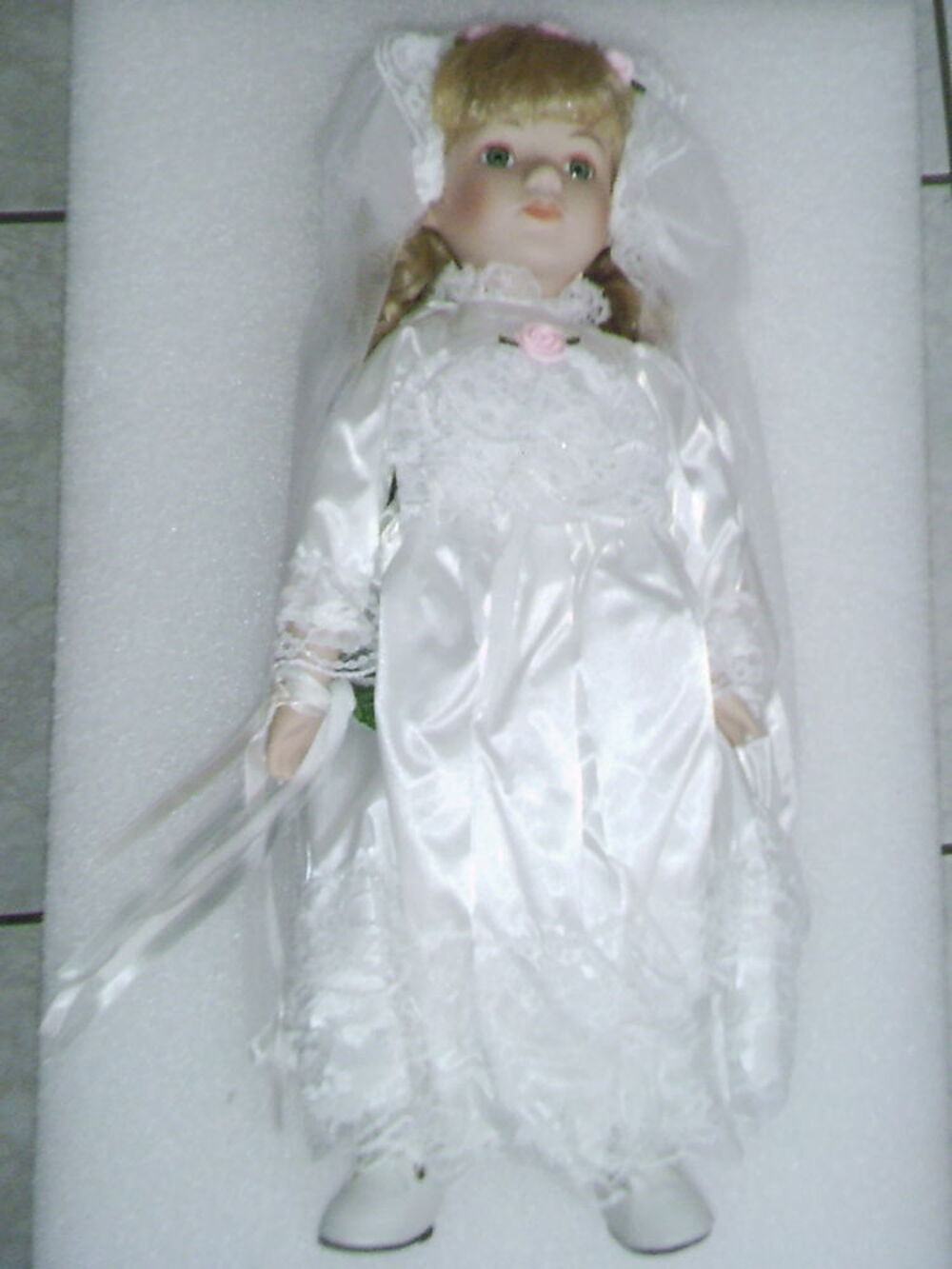 Poup&eacute;e de porcelaine de collection de 40 cm de qualit&eacute;. Décoration