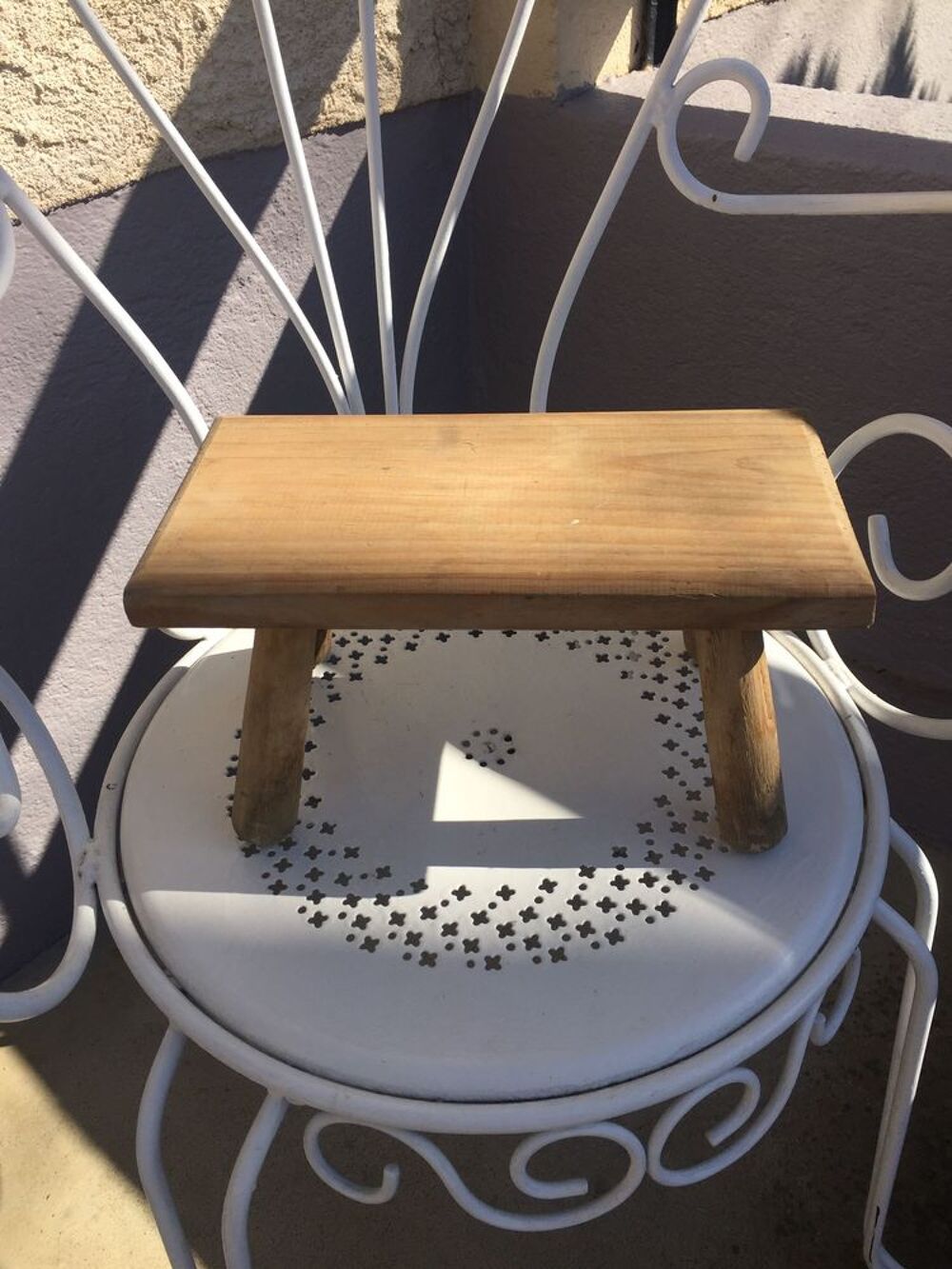 UN PETIT TABOURET EN Bois Meubles
