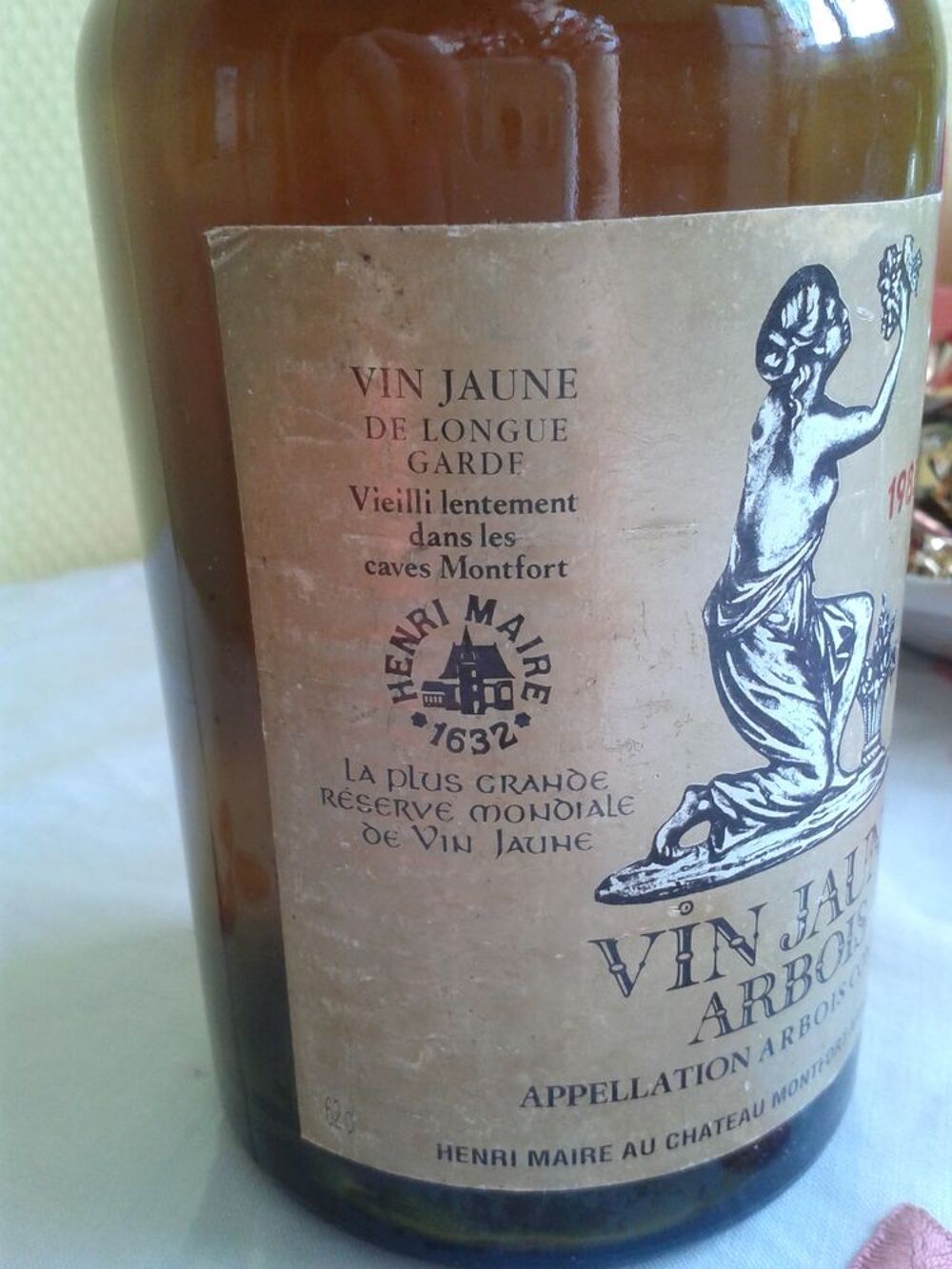 bouteille de vin jaune Arbois 1983 Cuisine