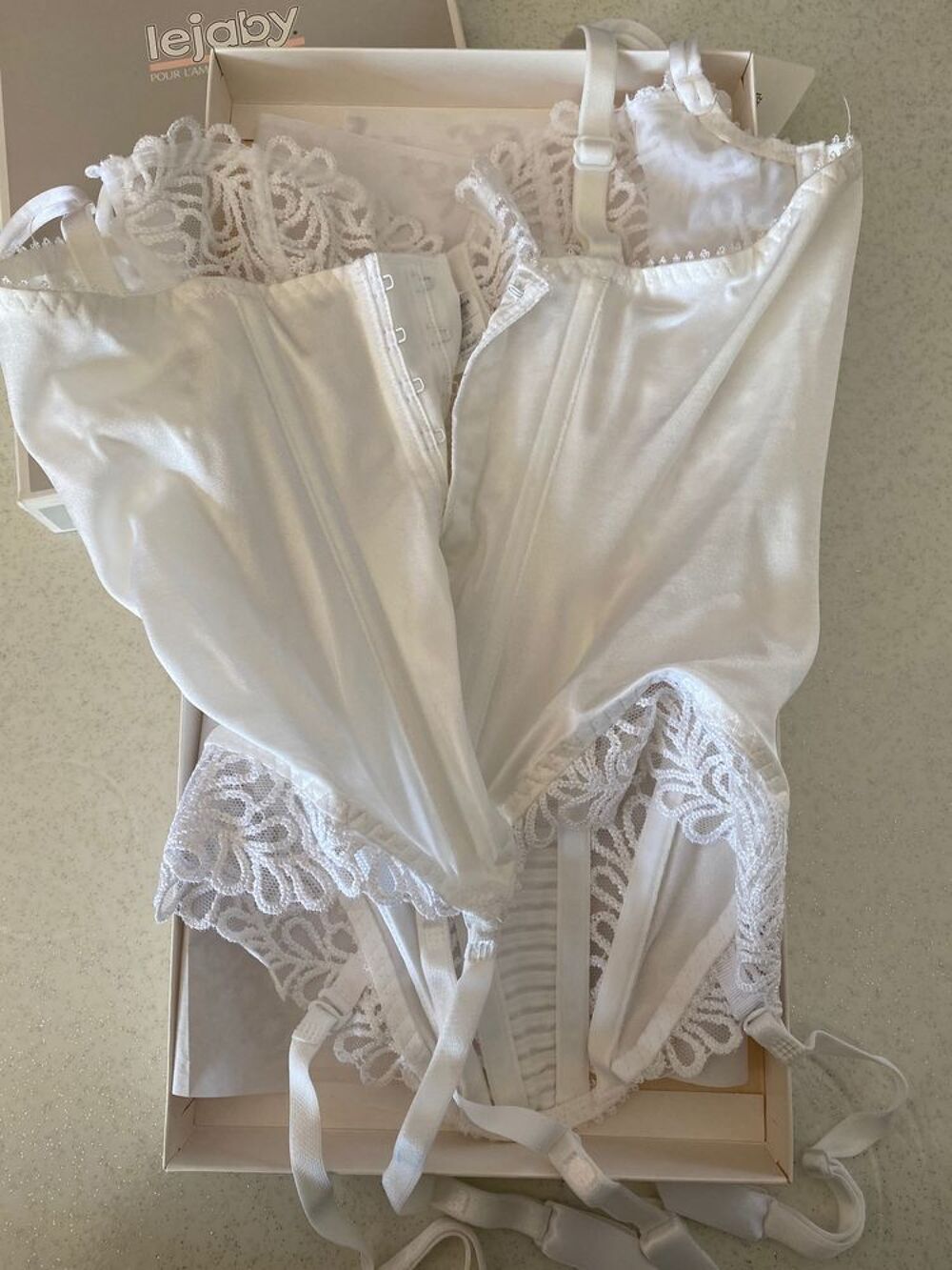 GUEPIERE BLANCHE EN DENTELLE LEJABY 85 C NEUF Vêtements