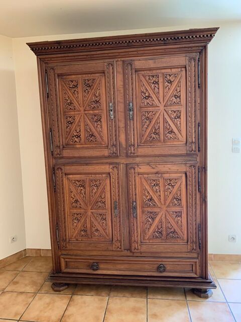 Grande armoire rustique ouvragée du XVIIIe 300 Les Halles (69)