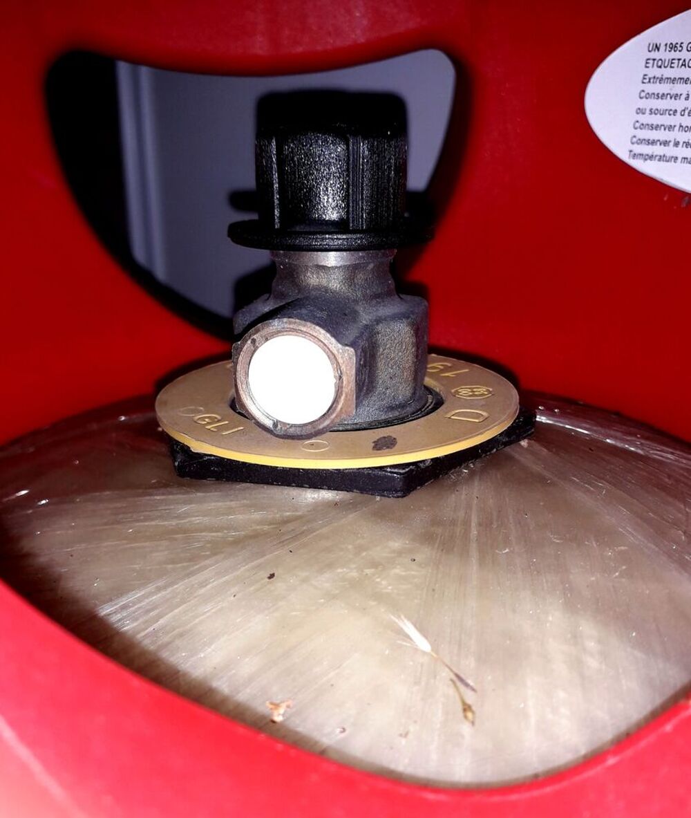 Bouteille de gaz pleine, avec sa capsule de protection. Cuisine
