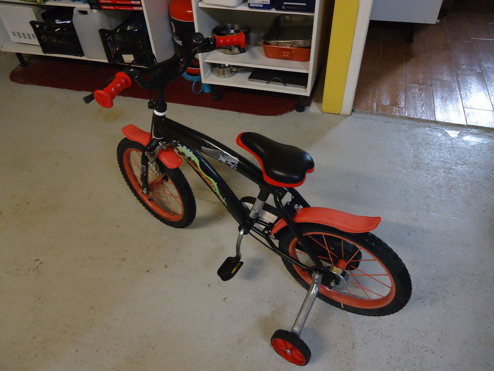 v&eacute;lo enfant 16 pouces bon &eacute;tat avec roulettes patin de frein Vélos