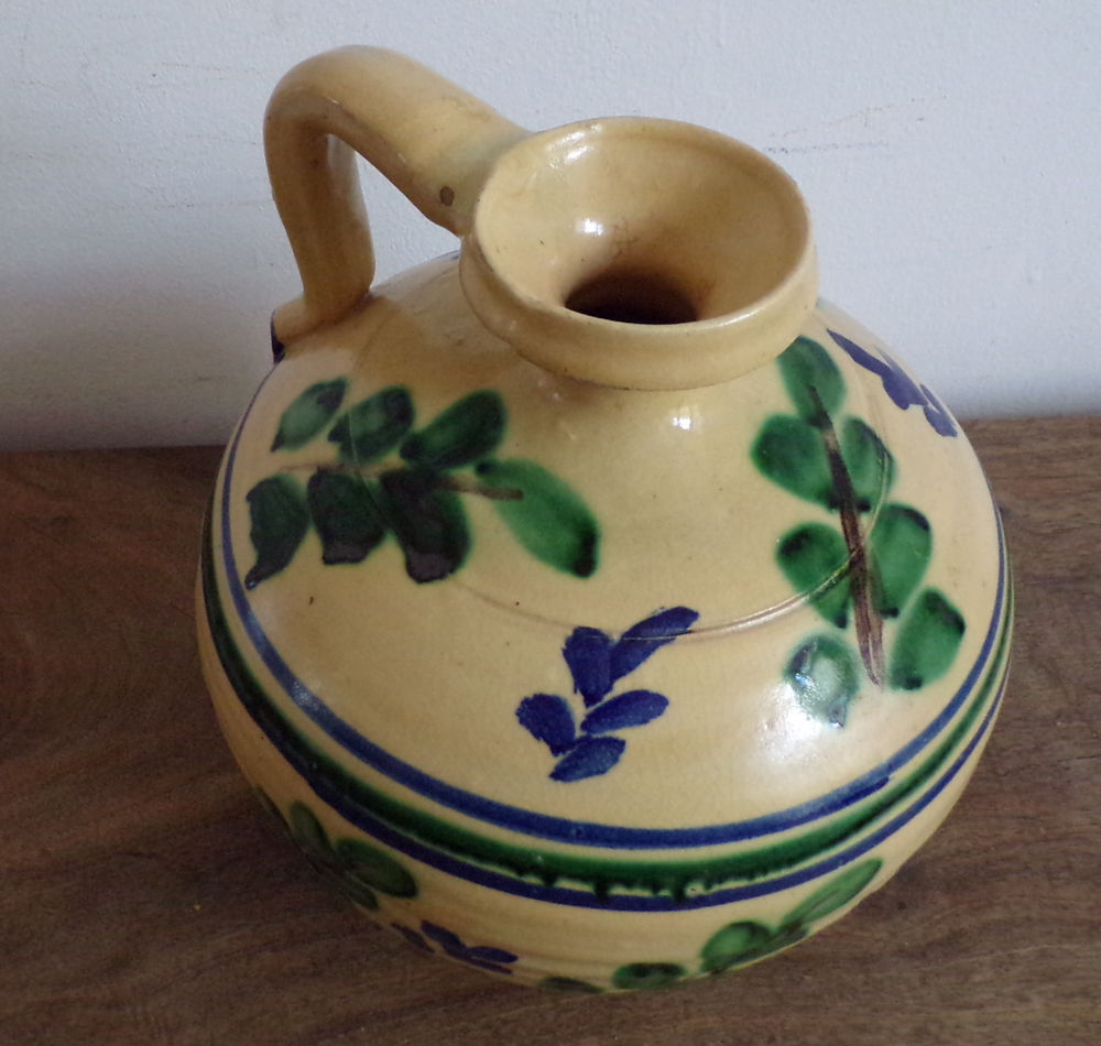 Vase en c&eacute;ramique &agrave; motif na&iuml;f vert et bleu
Décoration