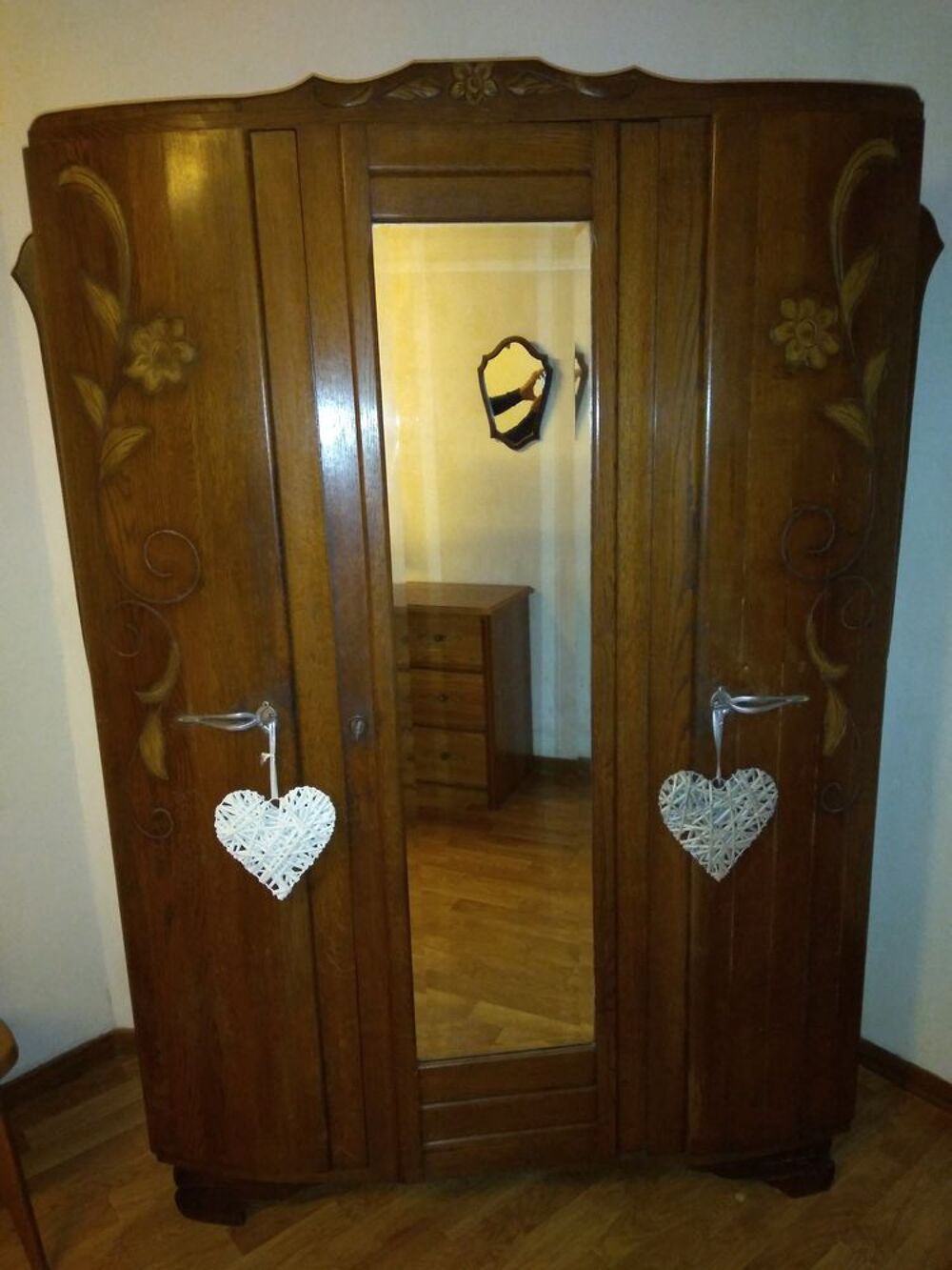 Armoire ancienne avec miroir en bois massif et ses etoiles Meubles