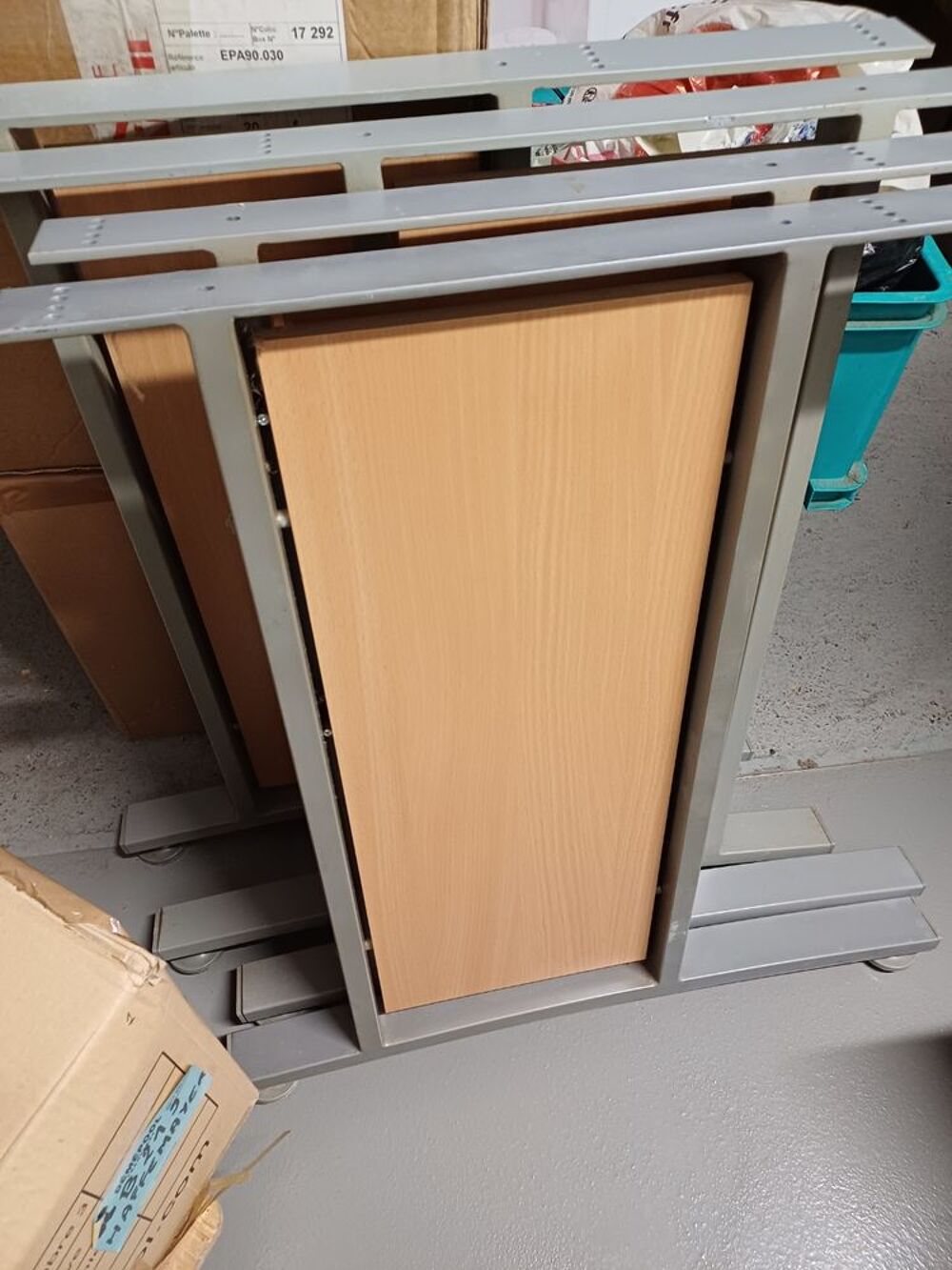 Tr&egrave;s beau bureau id&eacute;al pour plusieurs PC pour t&eacute;l&eacute;travail 
Meubles