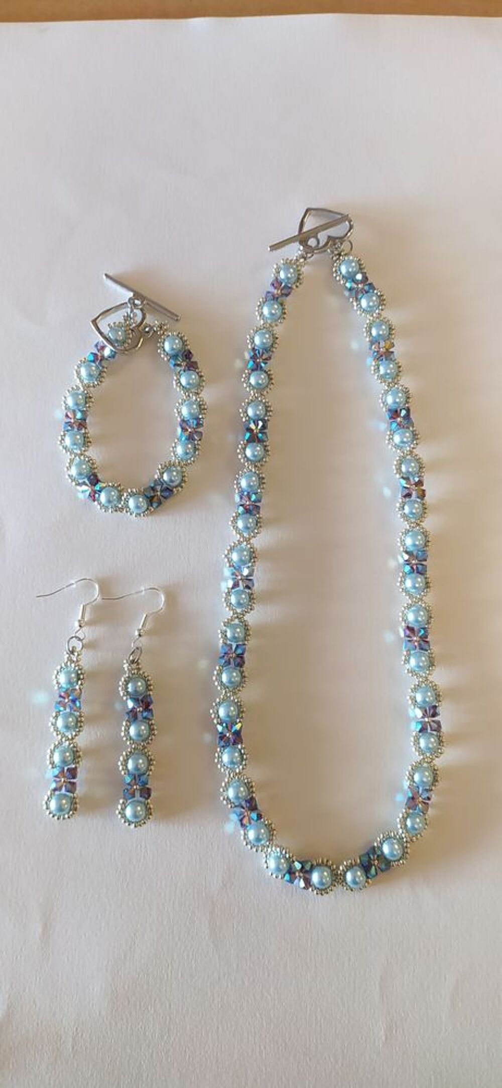 Parure en perles nacr&eacute;es et cristaux. Bijoux et montres