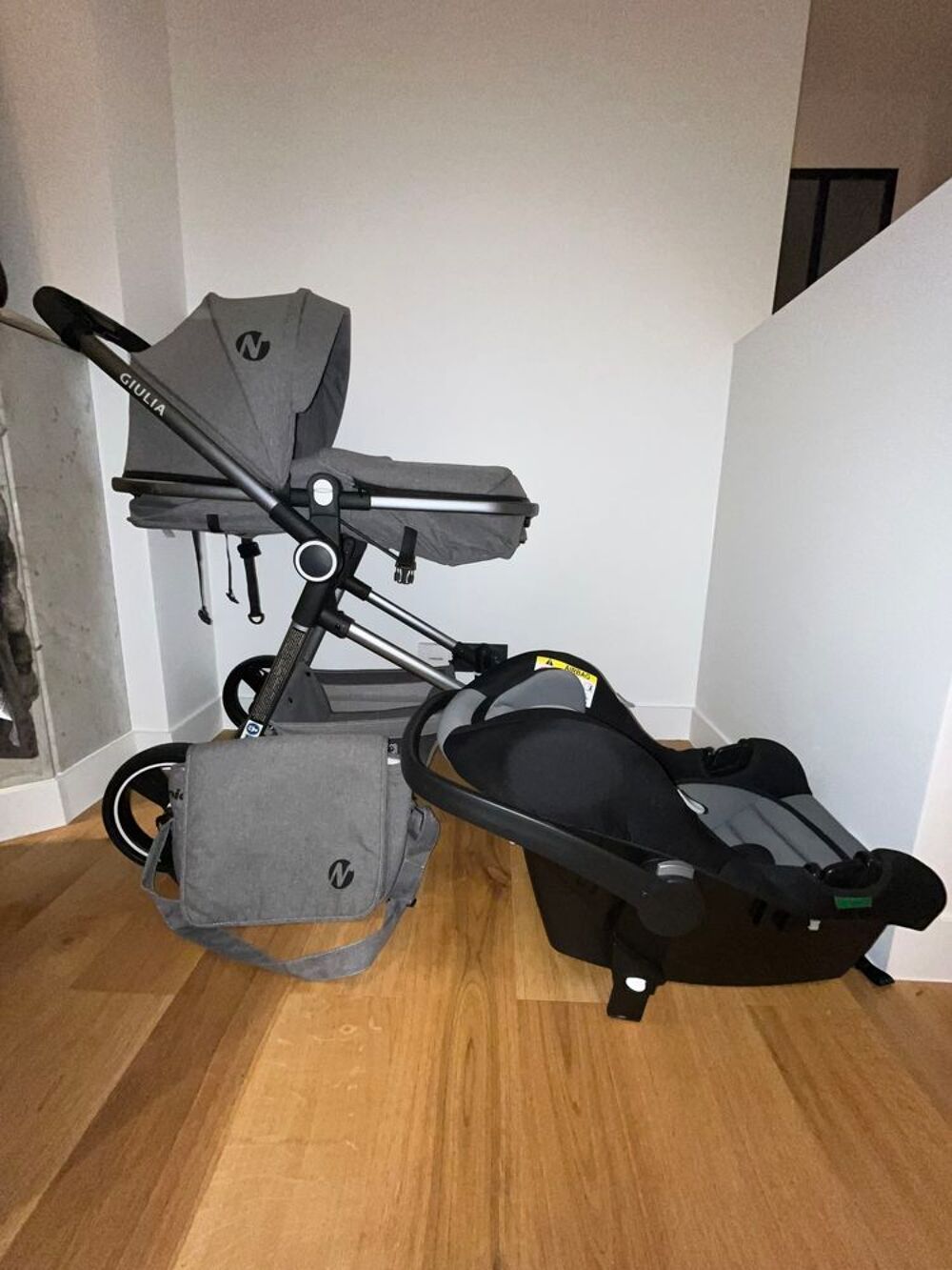 Poussette combin&eacute;e 3 en 1 NANIA GIULIA + Si&egrave;ge auto BEONE EV Mobilier enfants