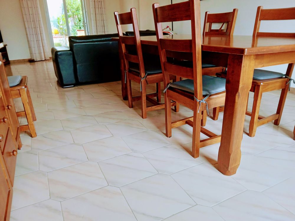 Magnifique table 2x1 et ses 8 chaises le tout en tr bon &eacute;tat Meubles
