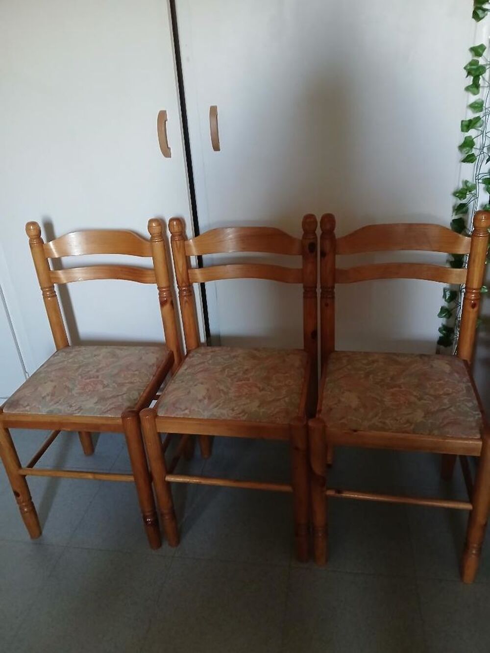 A donner rapidement trois chaises en pin bon &eacute;tat Meubles