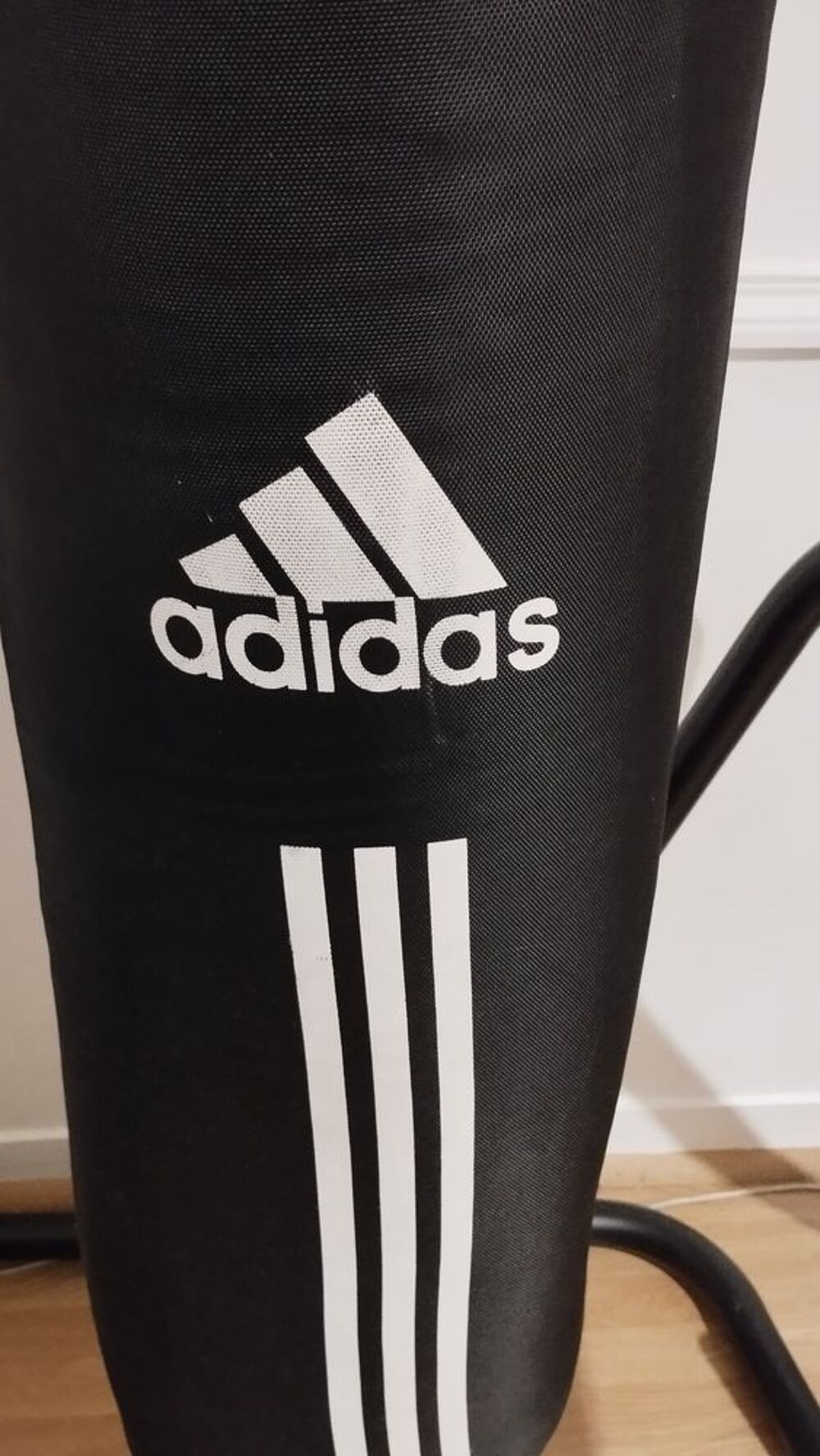Sac de frappe de boxe et son support Sports