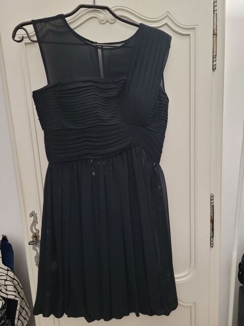 Une robe  de cocktail  de chez Manoukian taille 36 0 Vincennes (94)