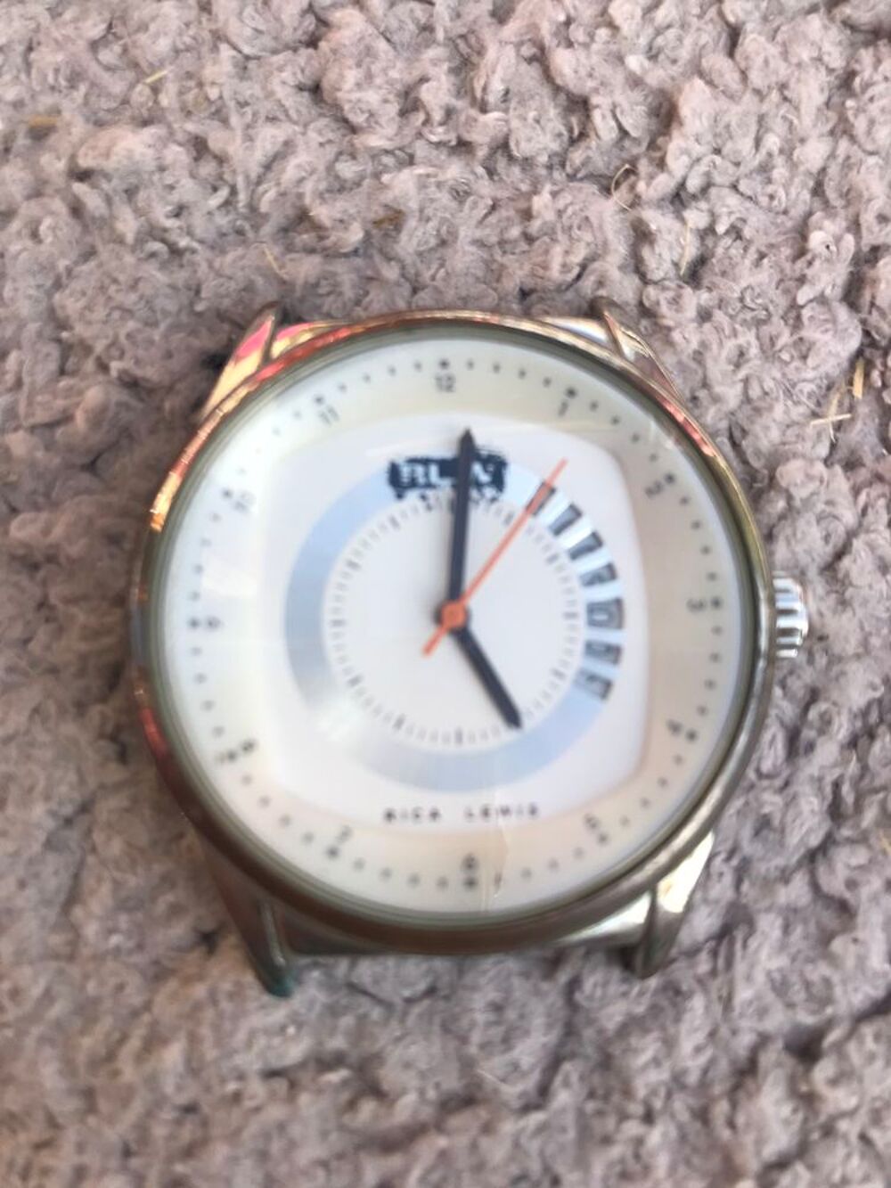 Trois montres fonctionnelles avec piles neuves Bijoux et montres