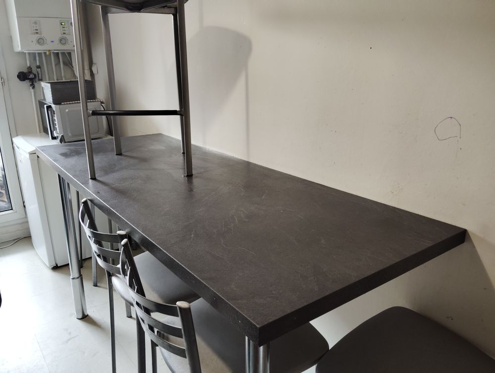 Grand bar mange-debout avec ses 6 chaises assorties, en tr&egrave;s Meubles