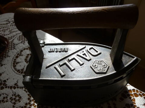 MAGNIFIQUE FER A REPASSER A BRAISE ET EN FONTE .  DALLI   . 25 Urb�s (68)