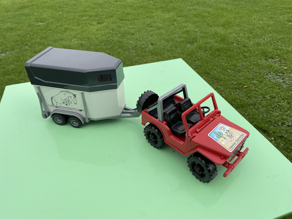 Jeep avec une remorque &agrave; chevaux (Van) Bruder Jeux / jouets