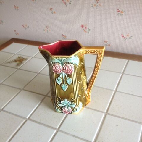 Pichet Onnaing en barbotine d�cor polychrome 35 Jouy-en-Josas (78)