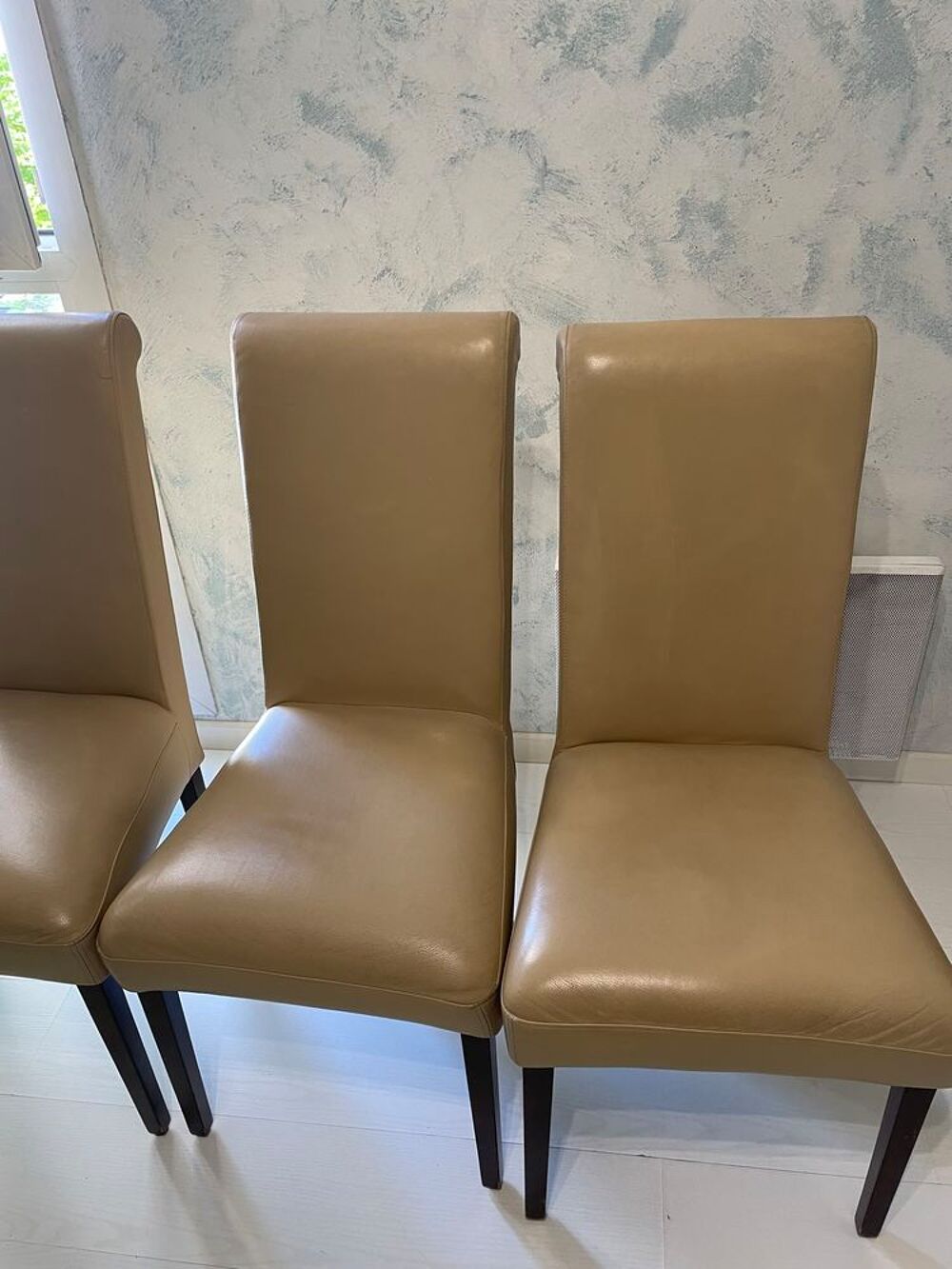 Lot 4 chaises en cuir v&eacute;ritable 4 pieds Meubles