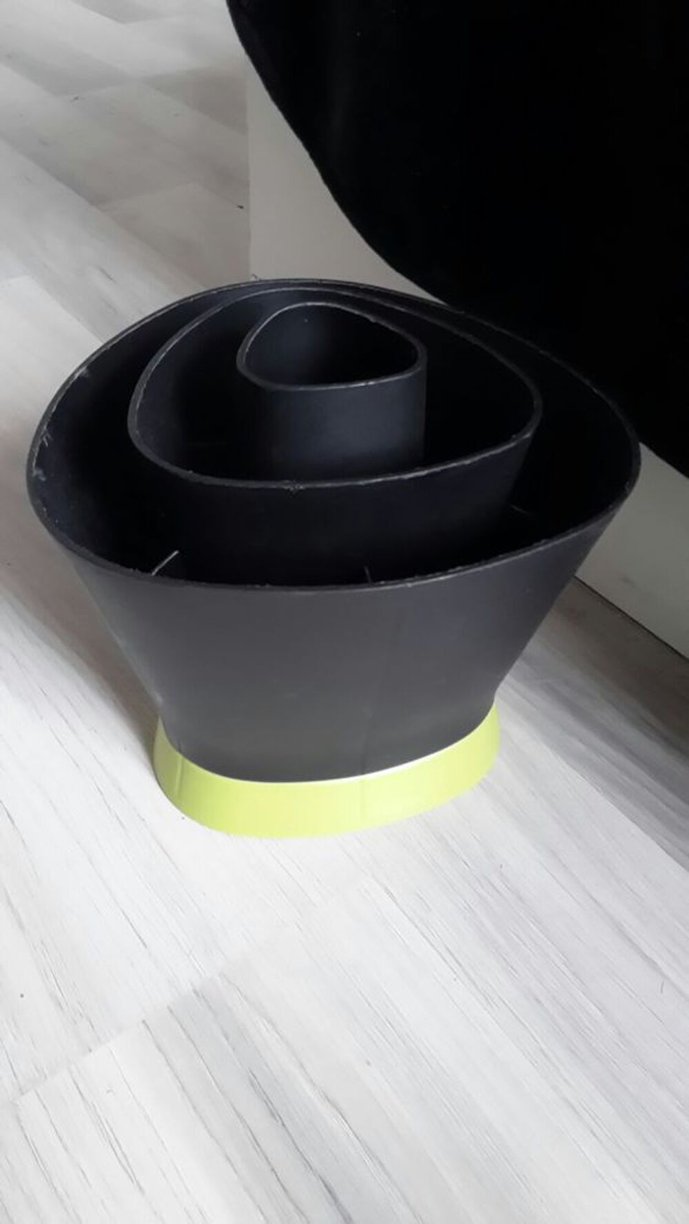 pot &agrave; ustensiles tupperware noir et vert Electroménager