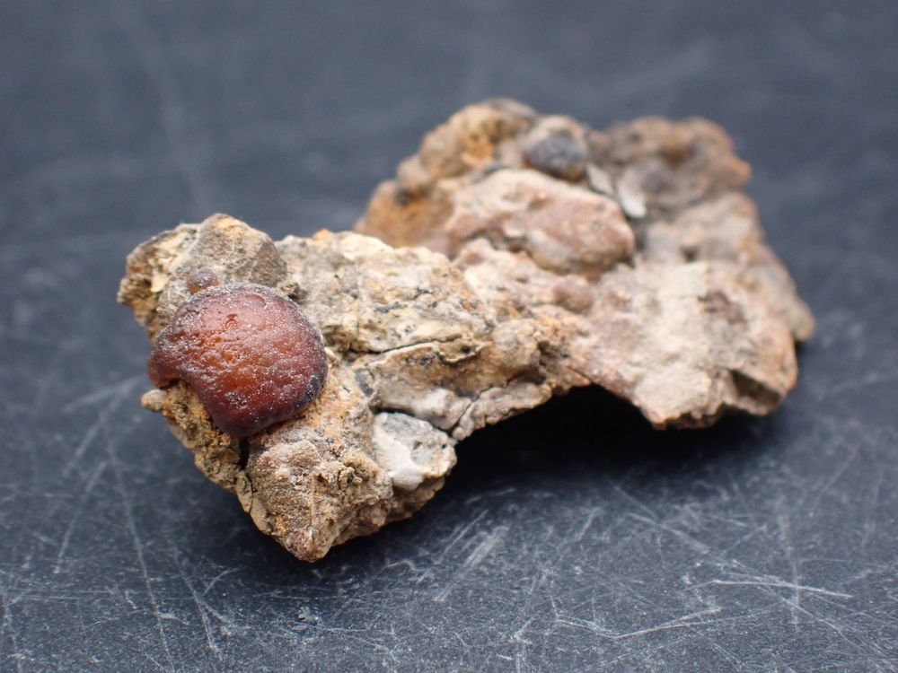 Lussatite orange (Opale-CT) sur gangue de P&eacute;p&eacute;rite , Puy de 