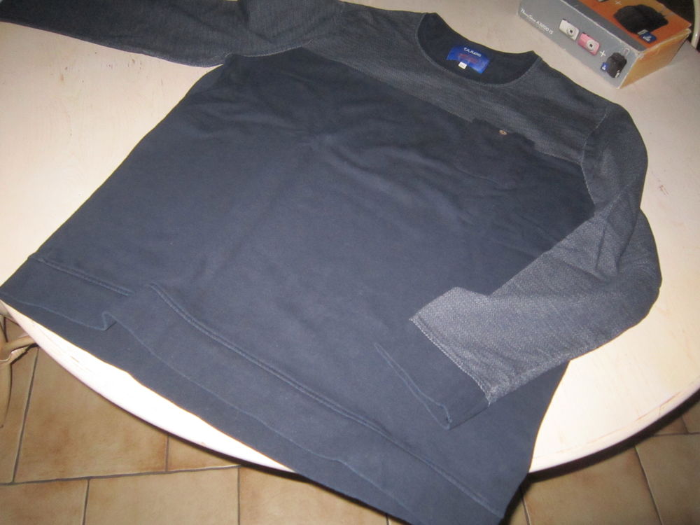 Un sweat (particularit&eacute; plastron devant) Vtements