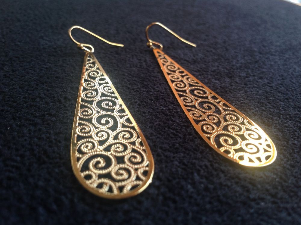 BOUCLES OREILLES GOUTTE 6,3cm Envoi Possible
Bijoux et montres