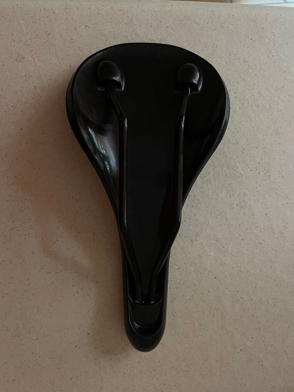 Selle Fabric Scoop Sport Shallow noire. Vélos