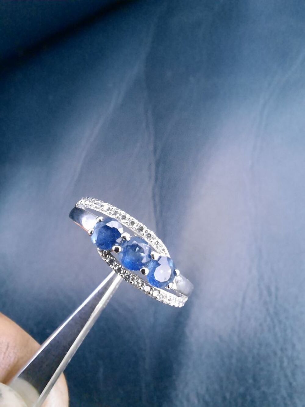 BAGUE OR BLANC 9 CARAT (375/000) SAPHIRS NEUVE. Bijoux et montres
