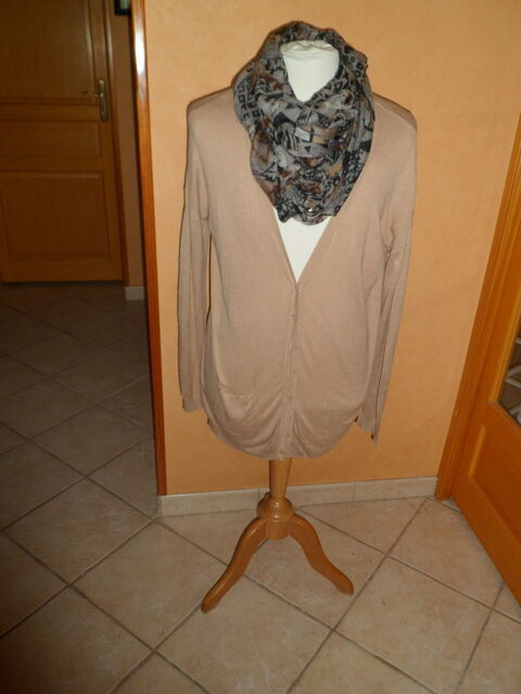 gilet plus echarpe
taille 46/48 plutot 44
trs bon tat 10 Saint-Chron (91)