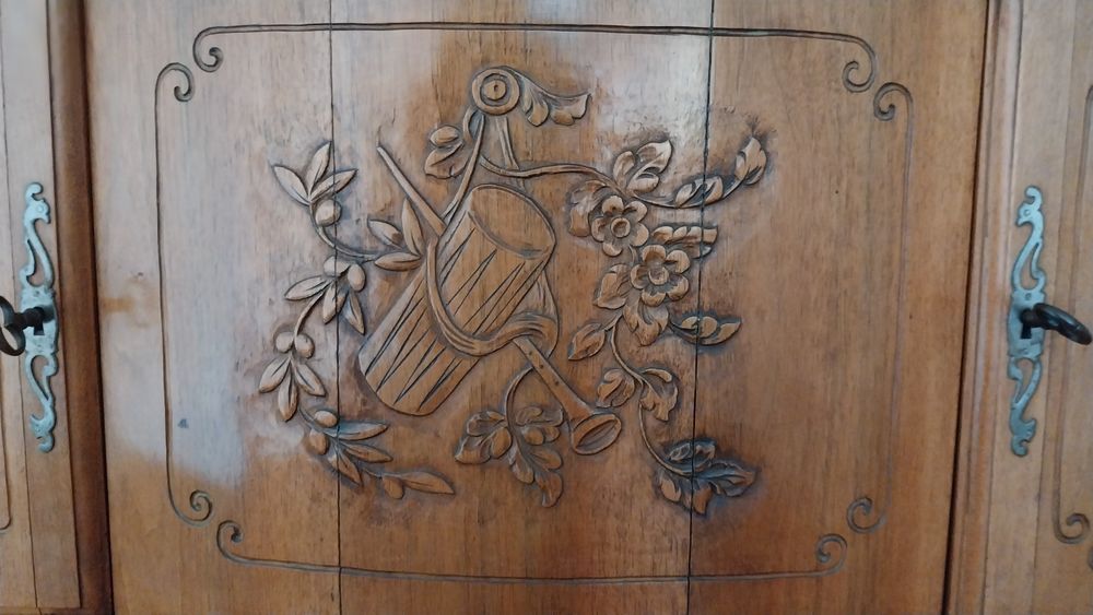 Superbe bahut proven&ccedil;al en noyer massif avec table assortie Meubles