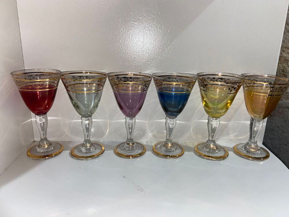 Lot de 6 verres digestifs avec des couleurs diff&eacute;rentes Hauteur 9cm Décoration