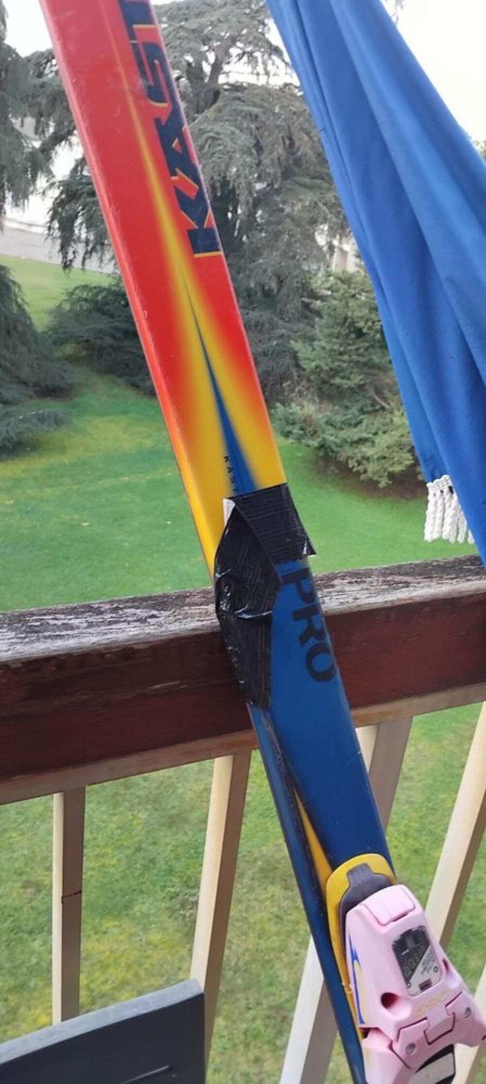 deux paires de skis Sports