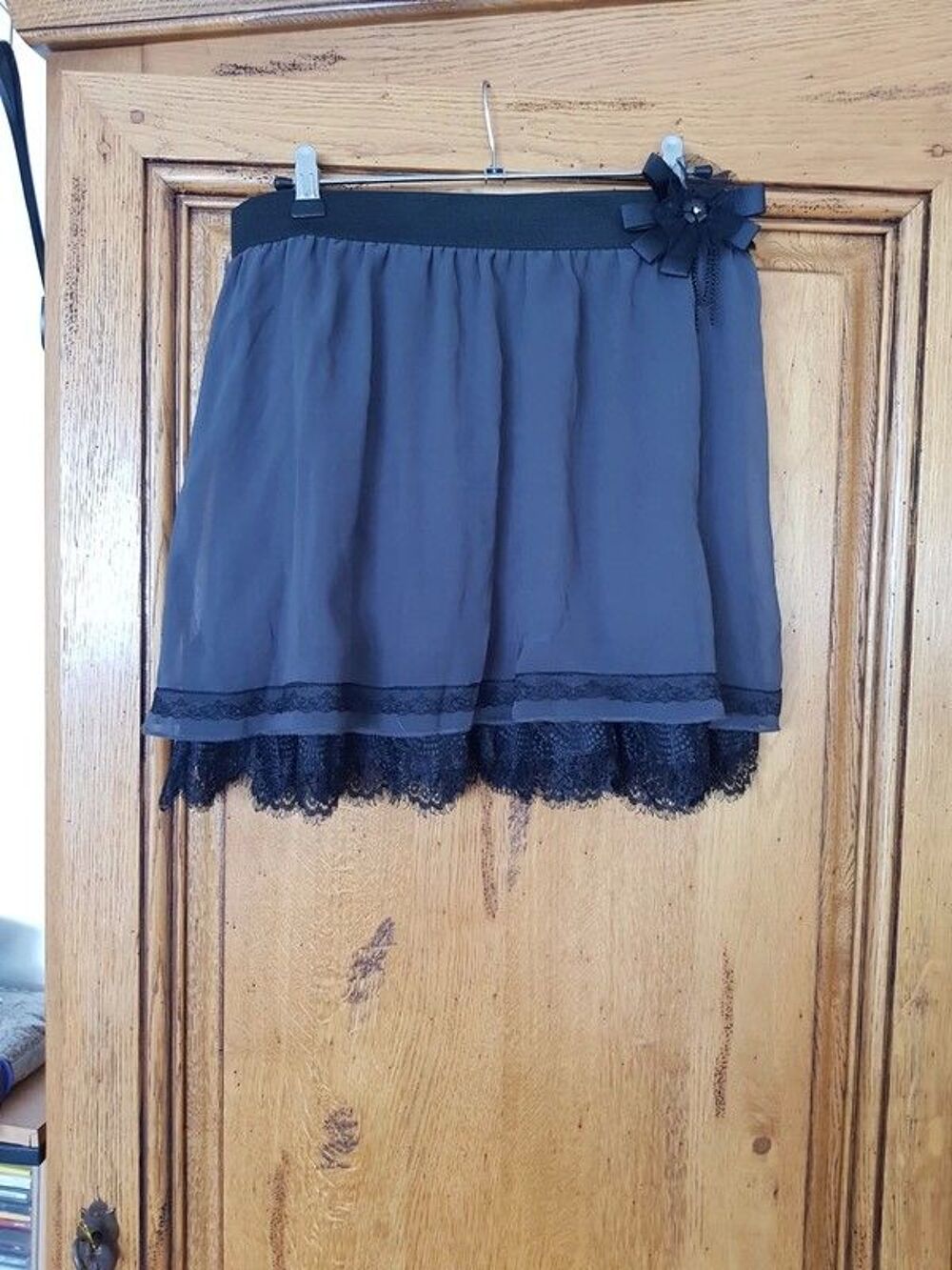 Mini-jupe noire a voile neuve kwoman fleurs &agrave; la taille mesu Vtements