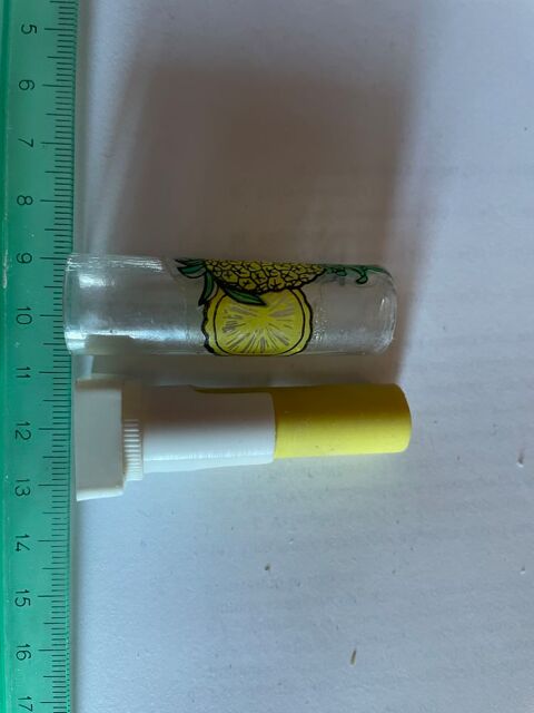 Gomma gomme eraser collection rouge a levres jaune 7 Bures-sur-Yvette (91)