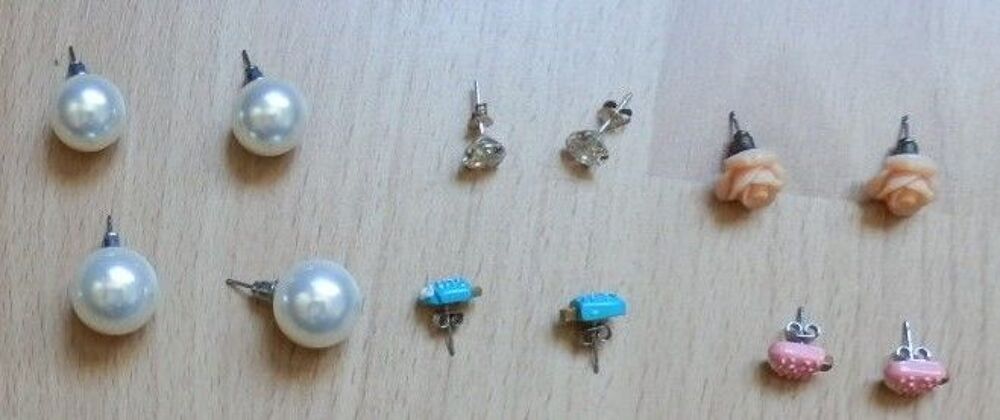 6 paires de boucles d'oreilles : Tr&egrave;s bon &eacute;tat Bijoux et montres