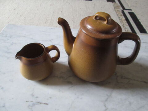 Cafetière et pot à lait assortis en grès marron Herblay (95)