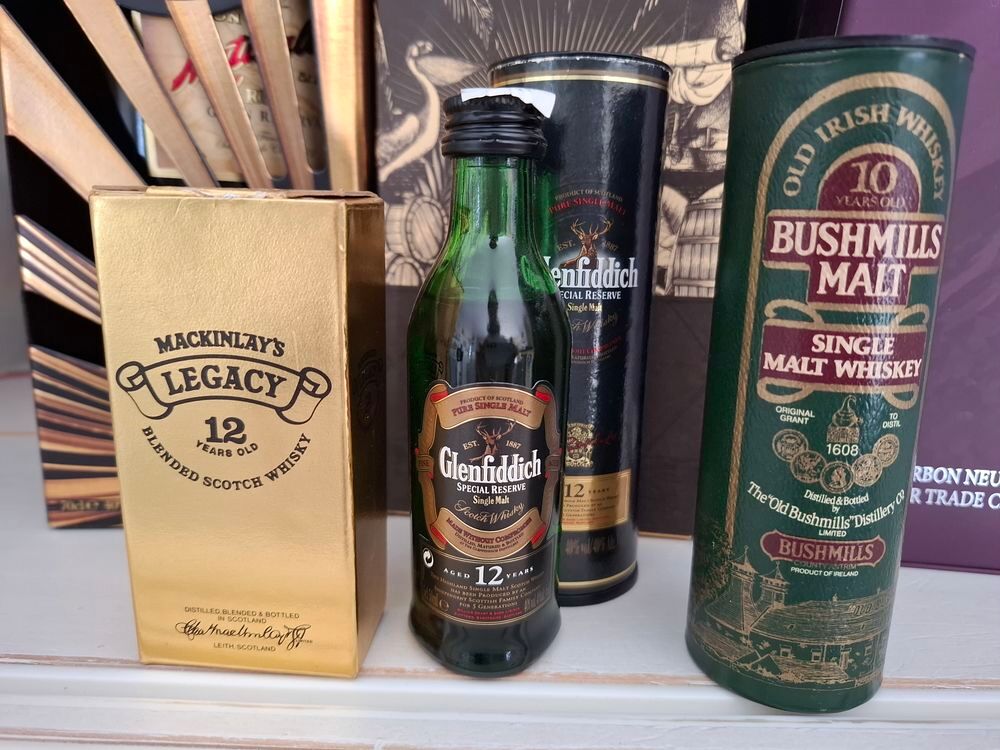 Une 60 taine Mignonnettes whisky pleine 