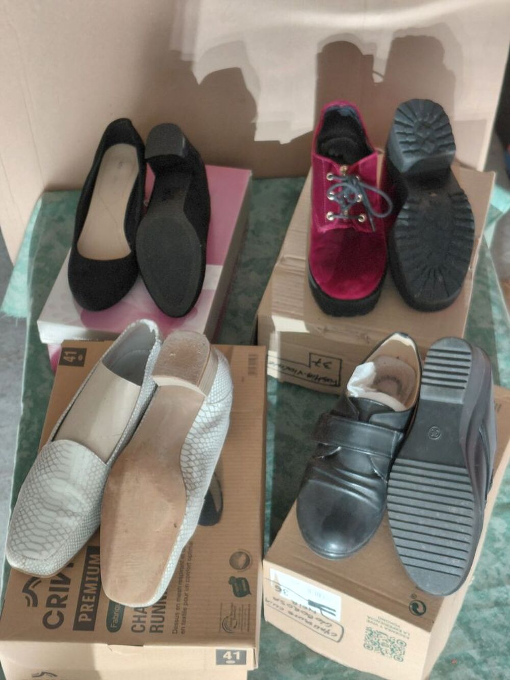 Differentes chaussures , femles- enfants et hommes. Chaussures