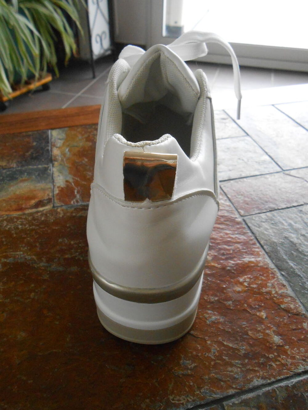 baskets blanches rainure argent&eacute;e T39 talon Chaussures