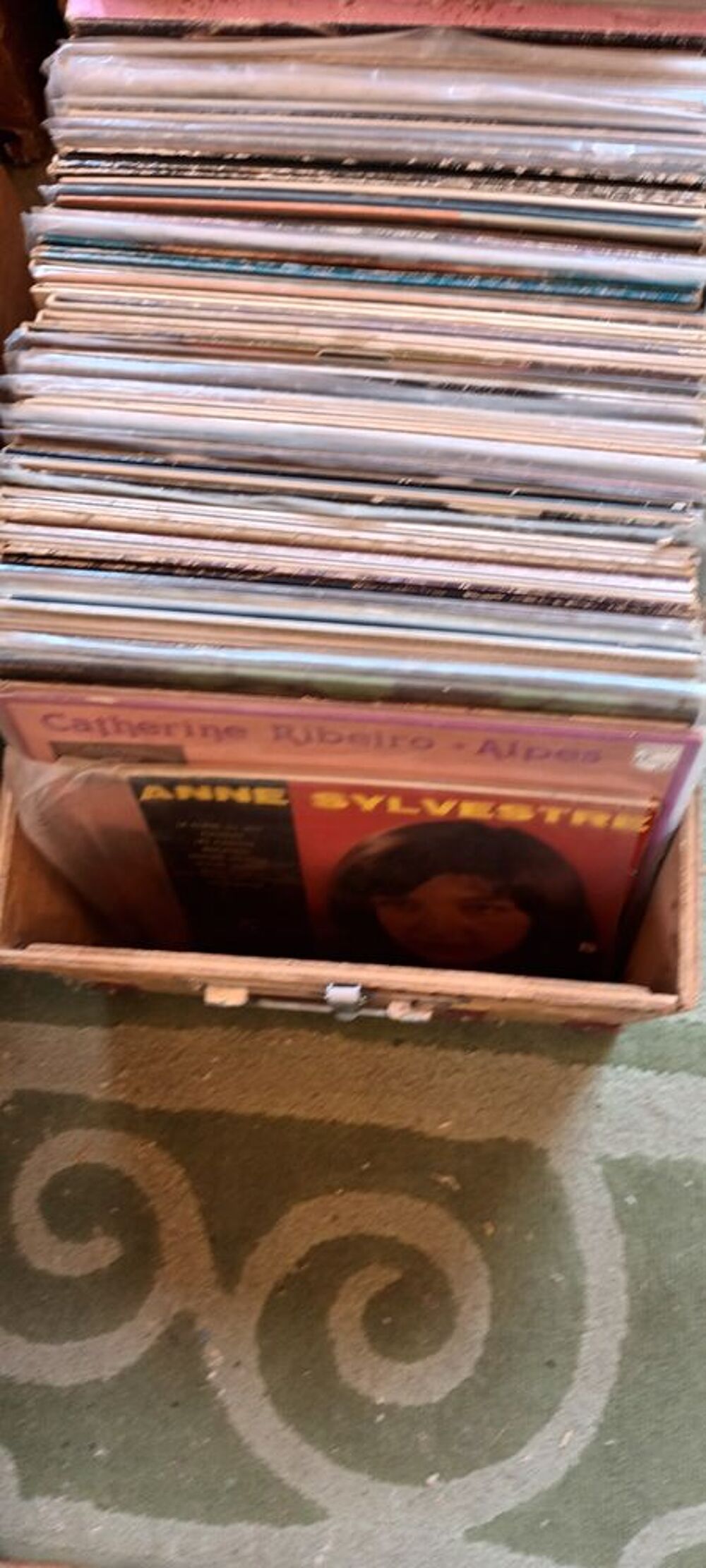 - de nombreux disques 45t 33t tous styles t CD et vinyles