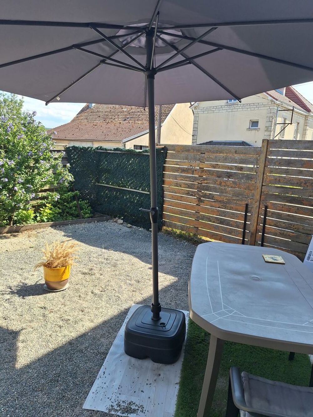 Parasol Esperide avec pied tout neuf. Jardin